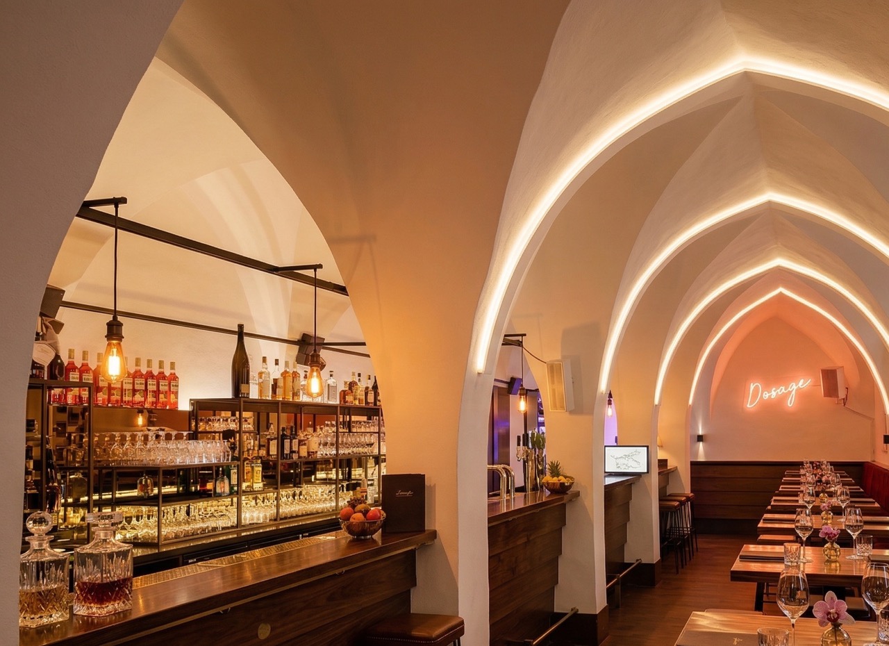 Weinbar mit Bar-Theke unter Gewölbebögen